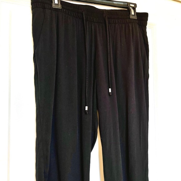 Old Navy Black Drawstring Capris - Picture 2 of 6